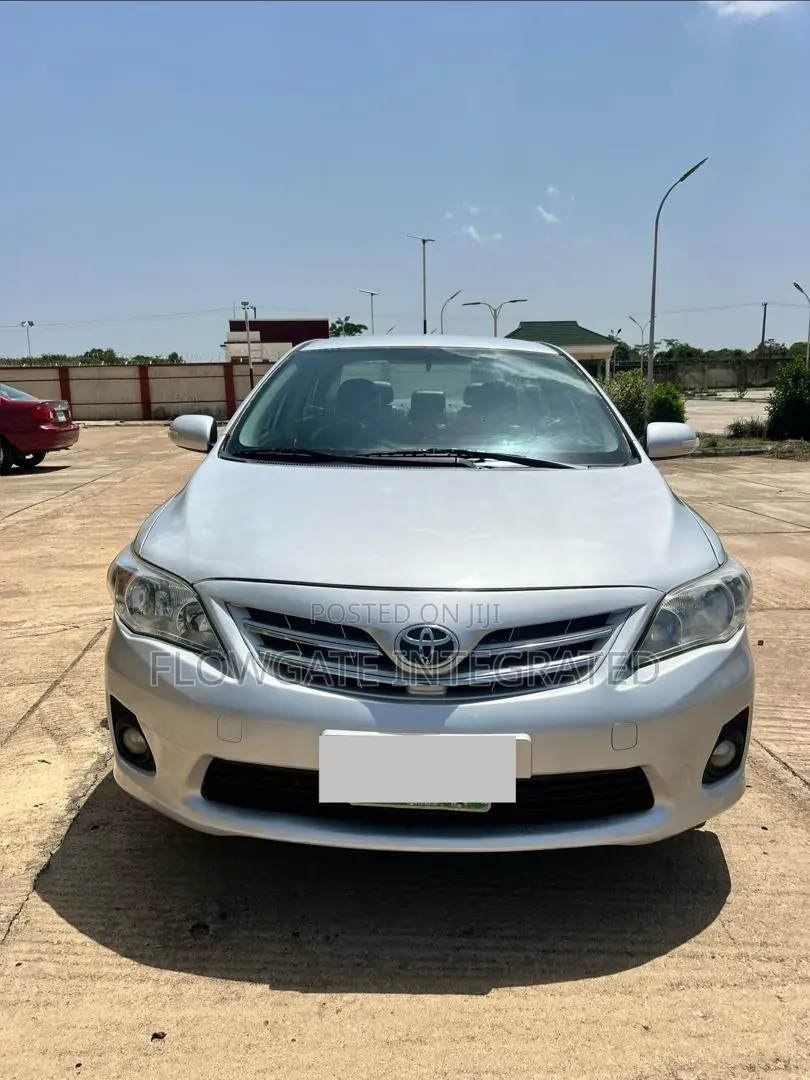 Toyota Corolla LE 4dr Sedan (1.8L 4cyl 4A) 2013 Silver