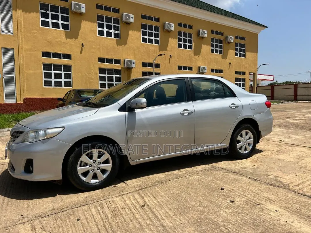 Toyota Corolla LE 4dr Sedan (1.8L 4cyl 4A) 2013 Silver