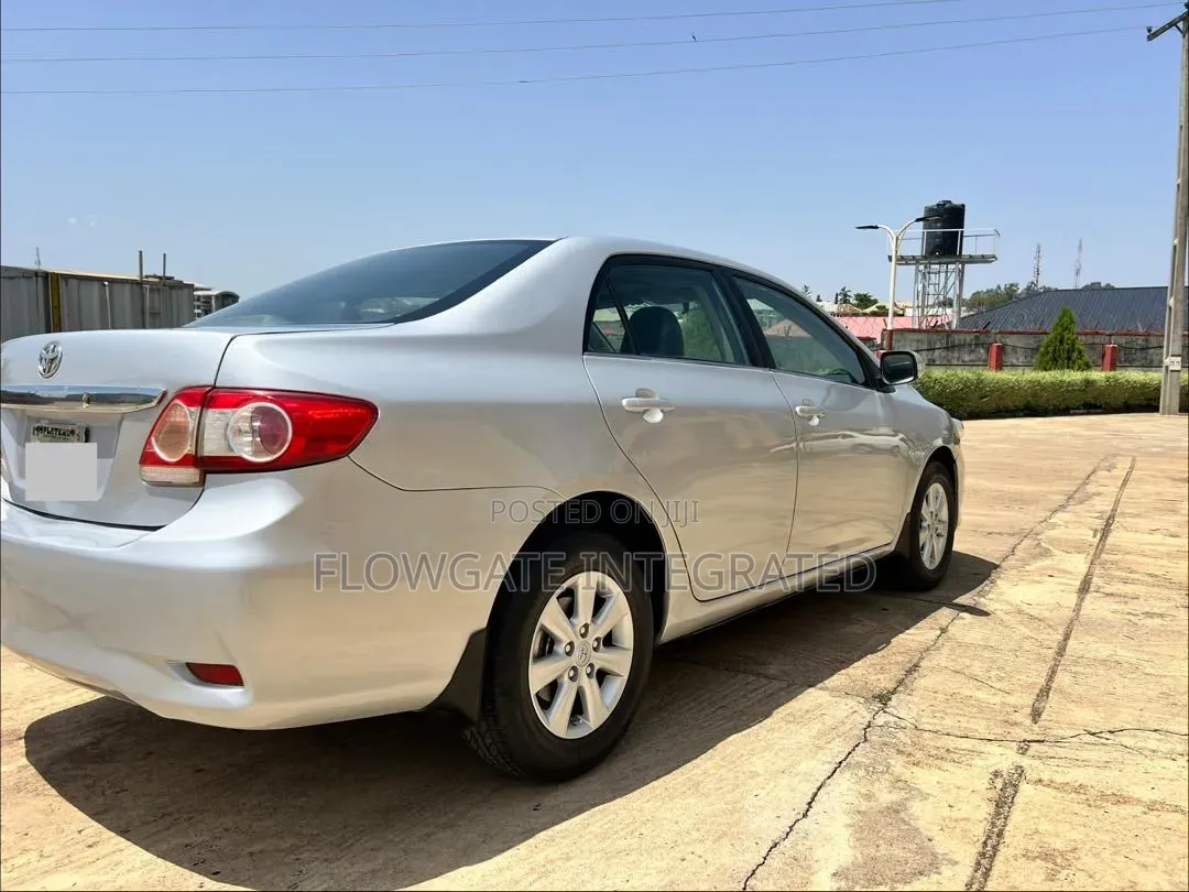 Toyota Corolla LE 4dr Sedan (1.8L 4cyl 4A) 2013 Silver