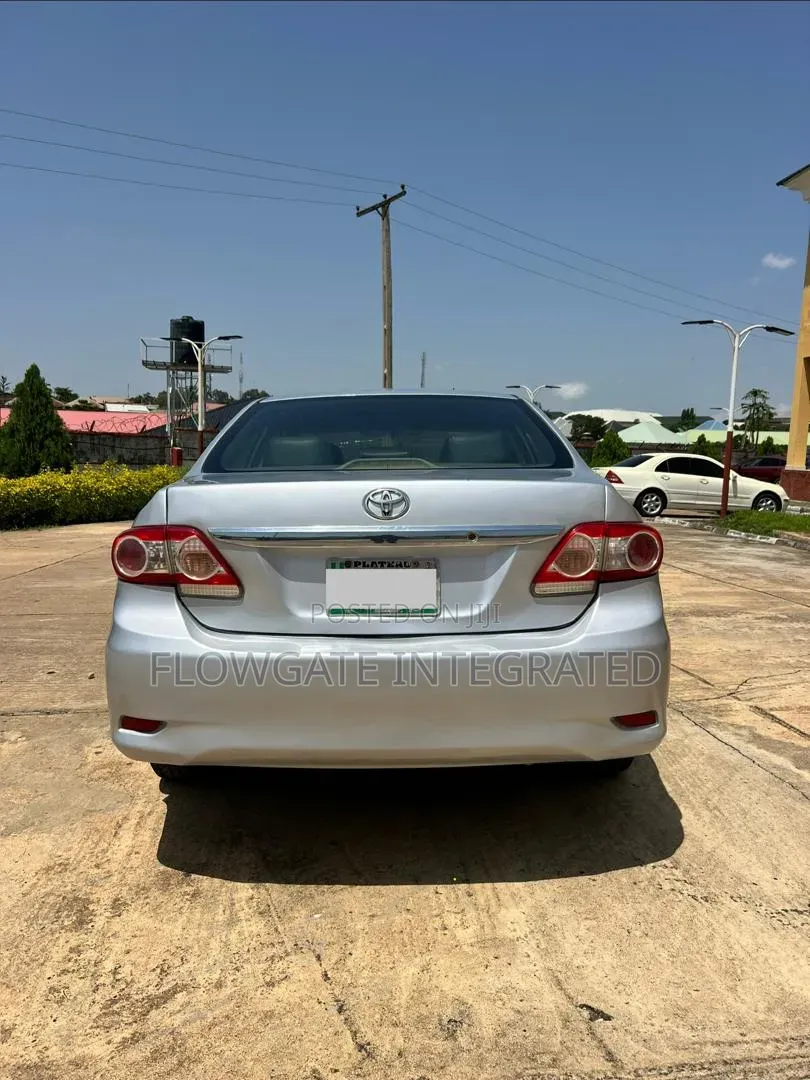Toyota Corolla LE 4dr Sedan (1.8L 4cyl 4A) 2013 Silver