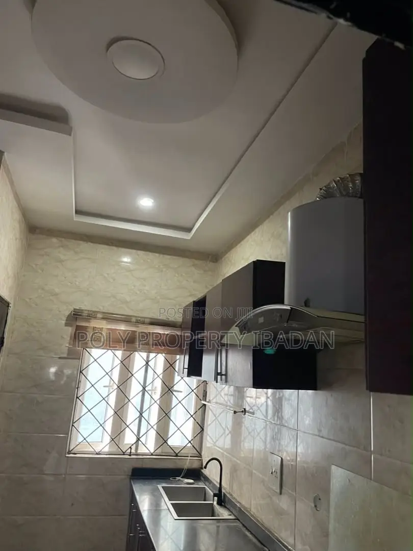3bdrm Apartment in Adeoje Estate, Akala Express for rent