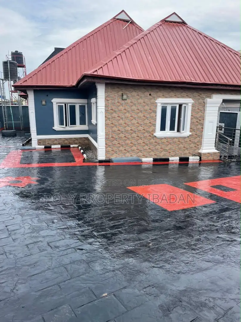 3bdrm Apartment in Adeoje Estate, Akala Express for rent