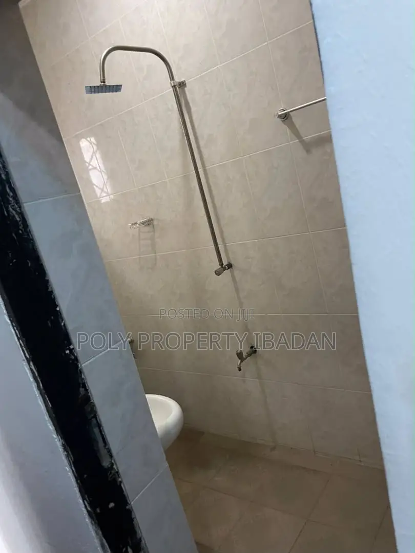 3bdrm Apartment in Adeoje Estate, Akala Express for rent
