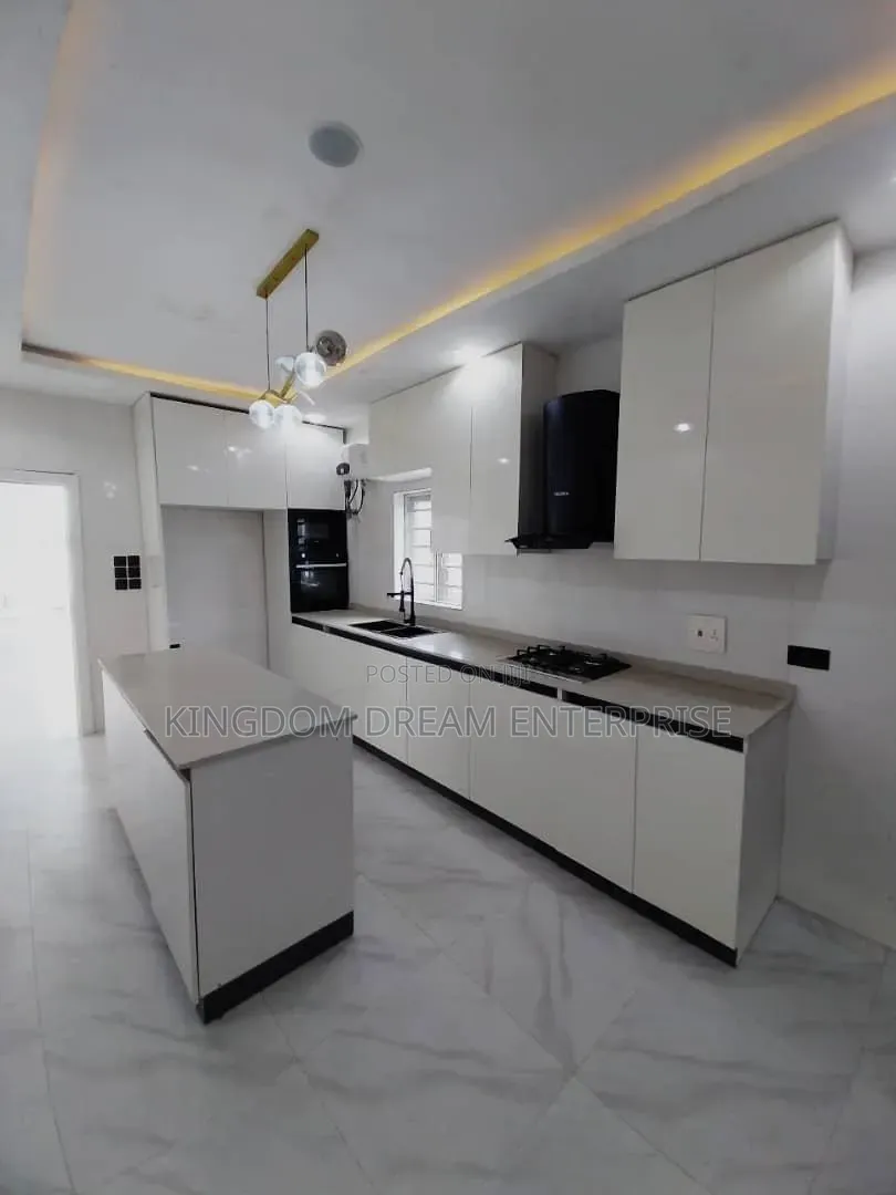 5bdrm Duplex in Chevron for rent