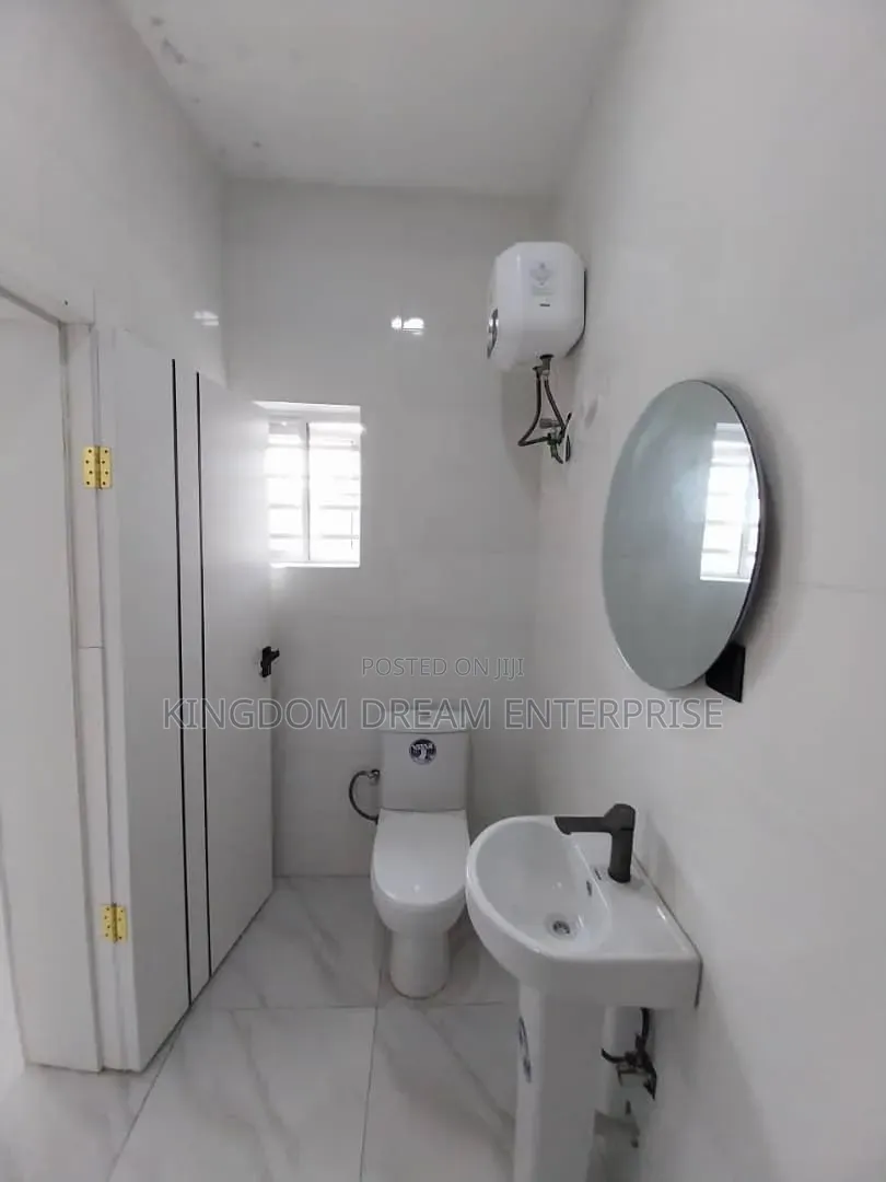 5bdrm Duplex in Chevron for rent