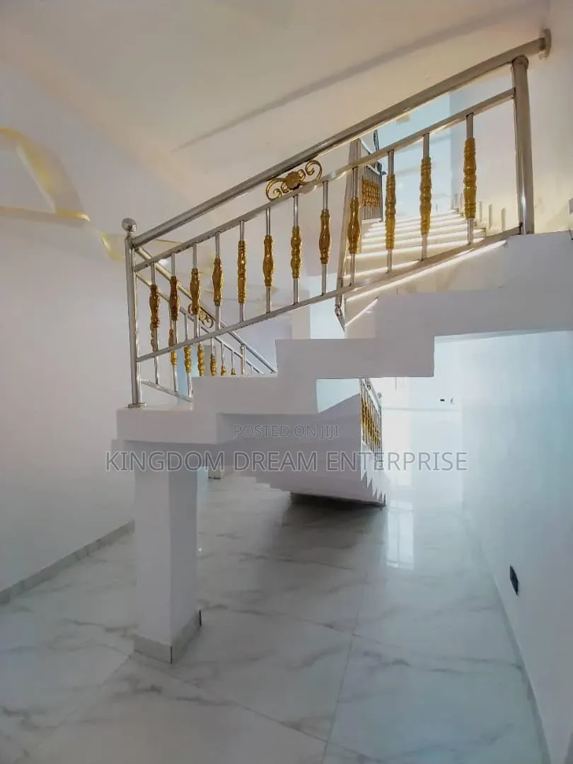 5bdrm Duplex in Chevron for rent
