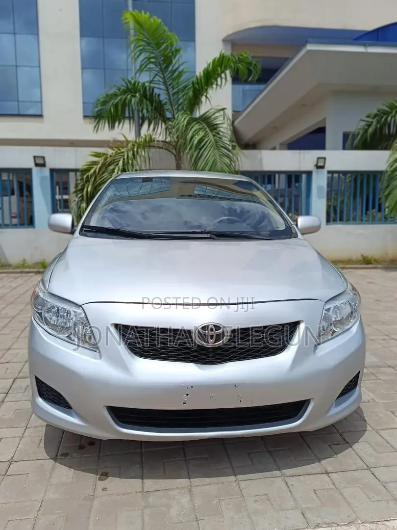 Toyota Corolla LE 4dr Sedan (1.8L 4cyl 4A) 2010 Silver