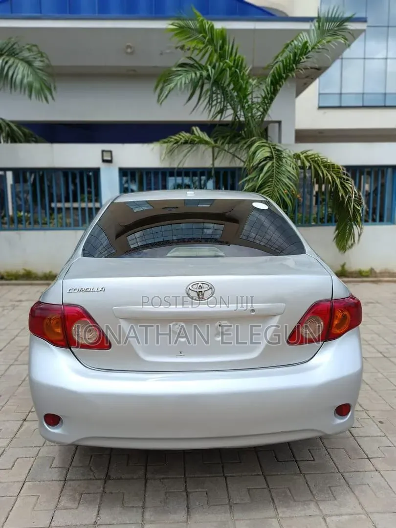 Toyota Corolla LE 4dr Sedan (1.8L 4cyl 4A) 2010 Silver