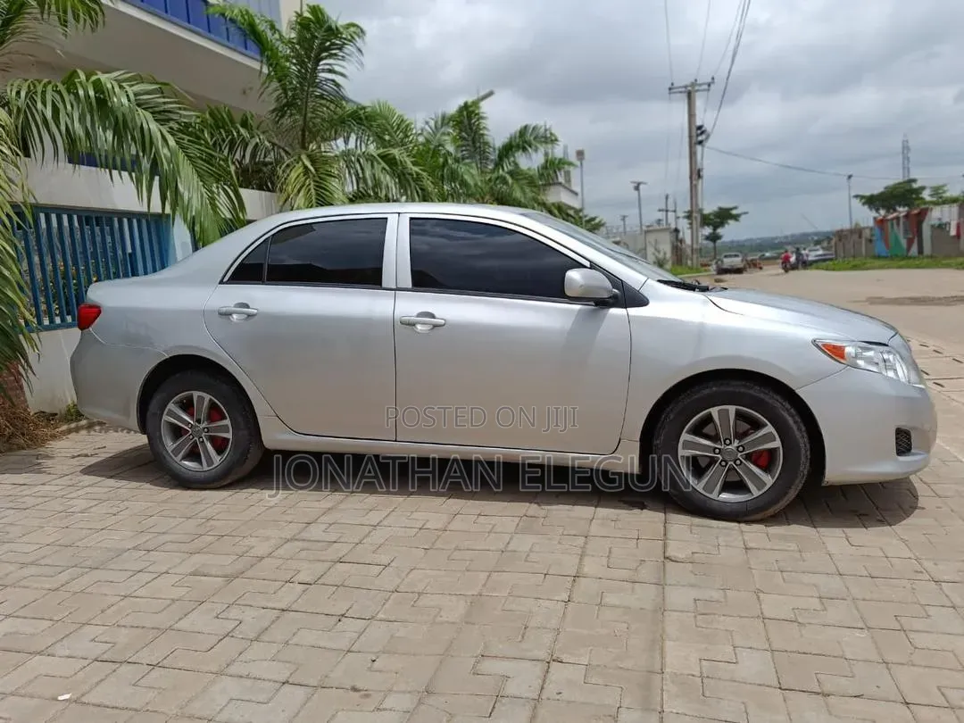 Toyota Corolla LE 4dr Sedan (1.8L 4cyl 4A) 2010 Silver