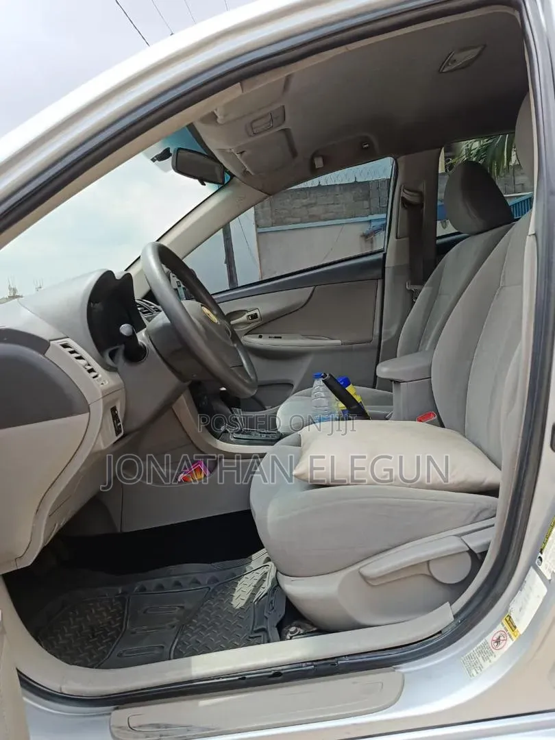 Toyota Corolla LE 4dr Sedan (1.8L 4cyl 4A) 2010 Silver