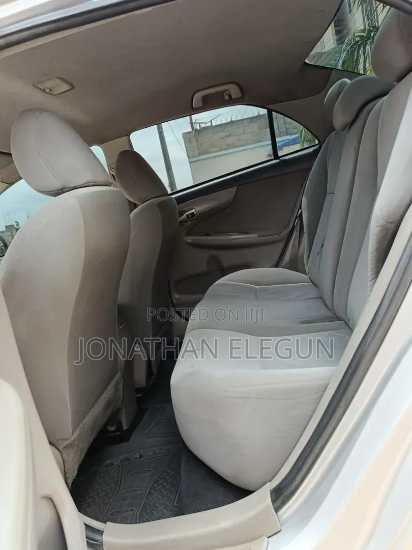 Toyota Corolla LE 4dr Sedan (1.8L 4cyl 4A) 2010 Silver
