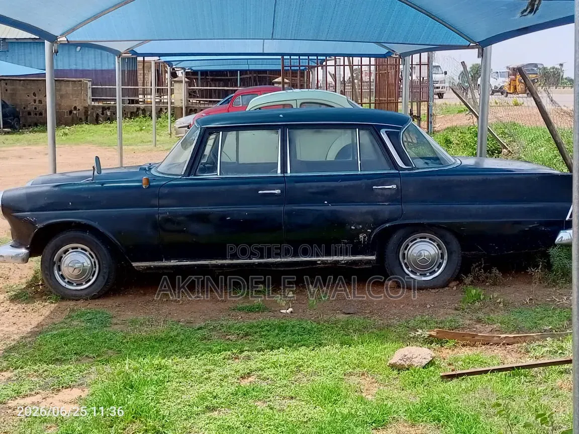 Mercedes-Benz 200E 1967 Black