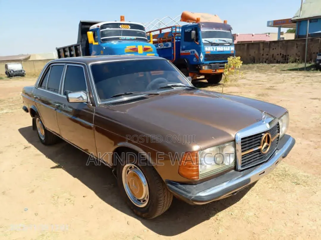 Mercedes-Benz 200E 1993 Gold