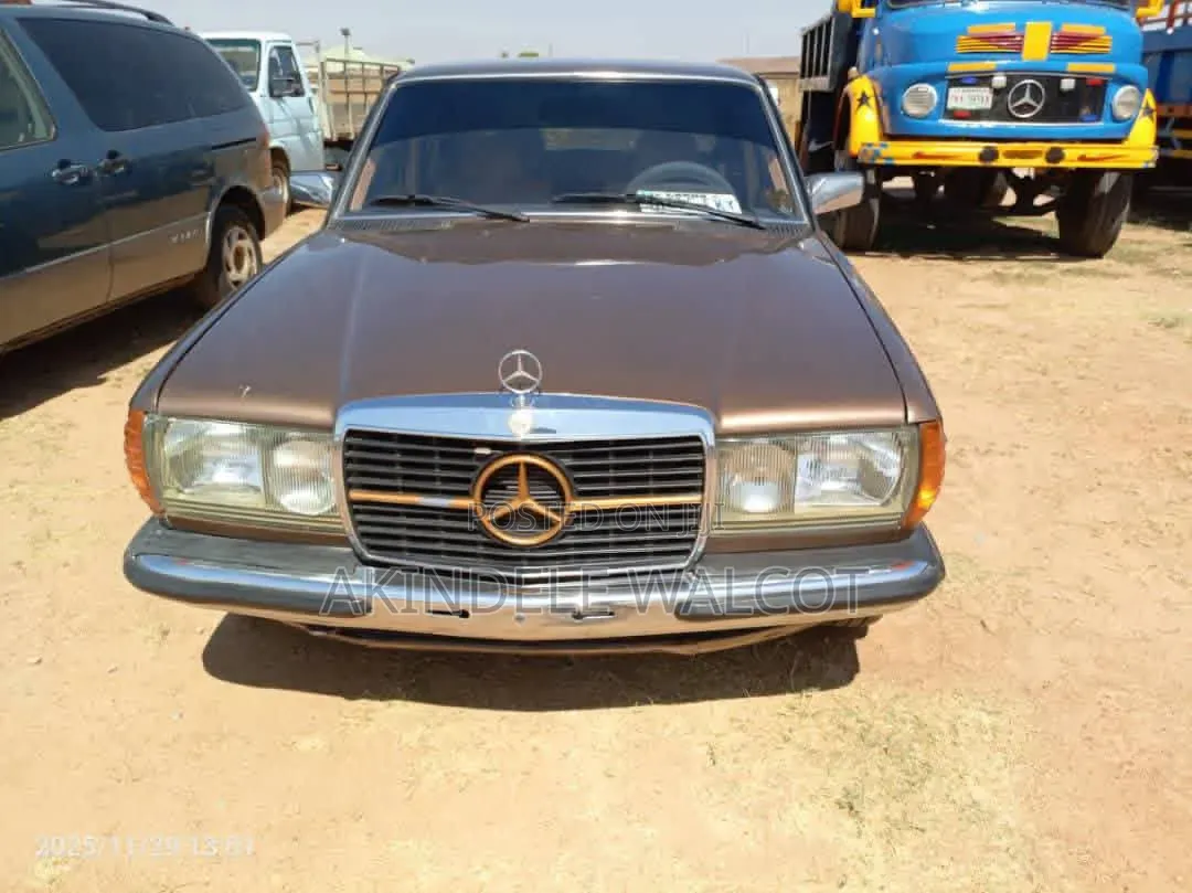 Mercedes-Benz 200E 1993 Gold