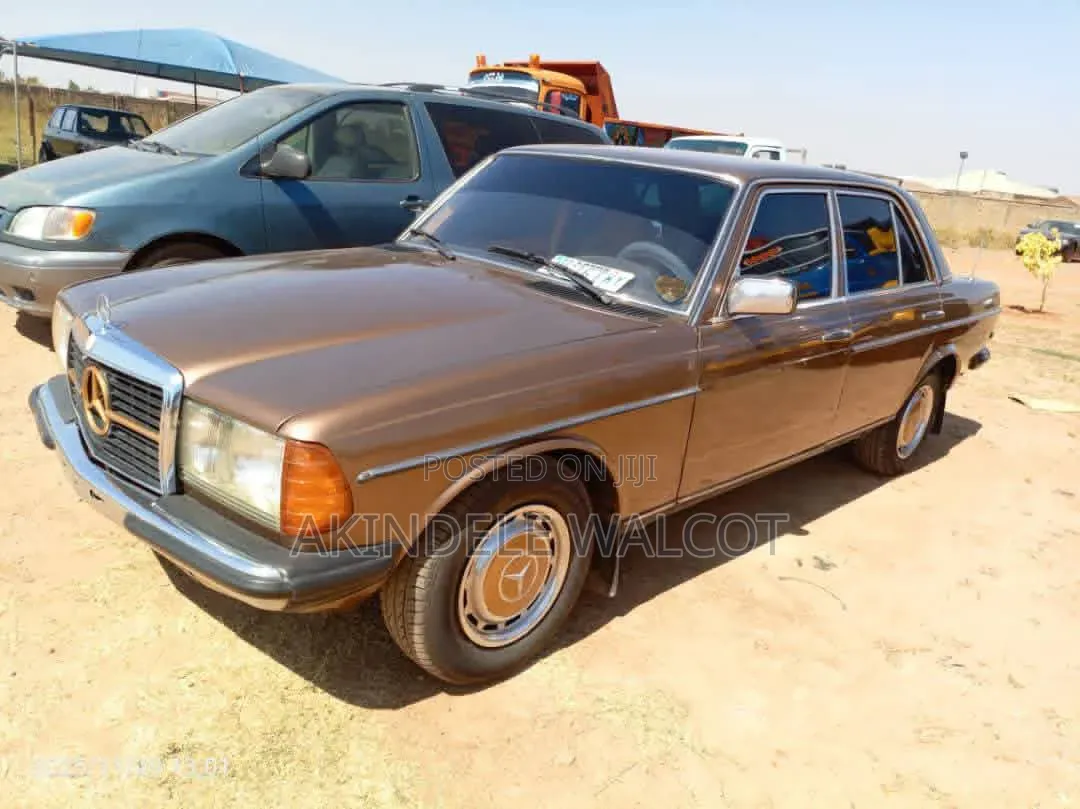 Mercedes-Benz 200E 1993 Gold