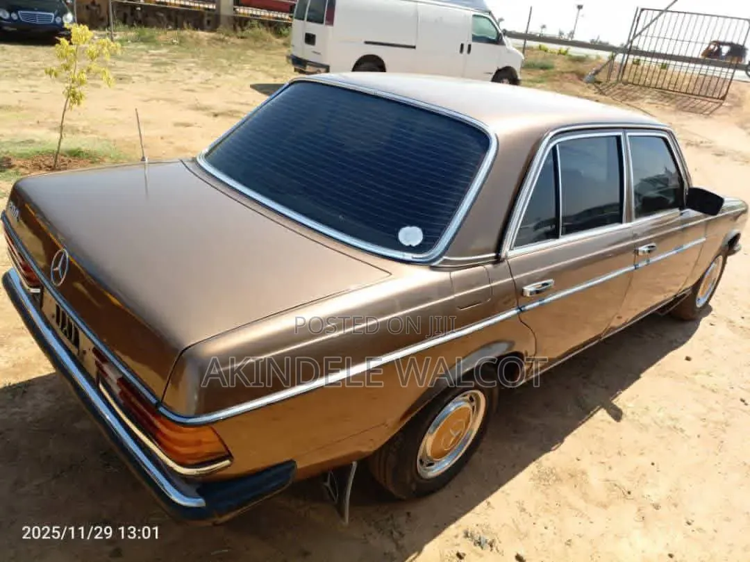 Mercedes-Benz 200E 1993 Gold