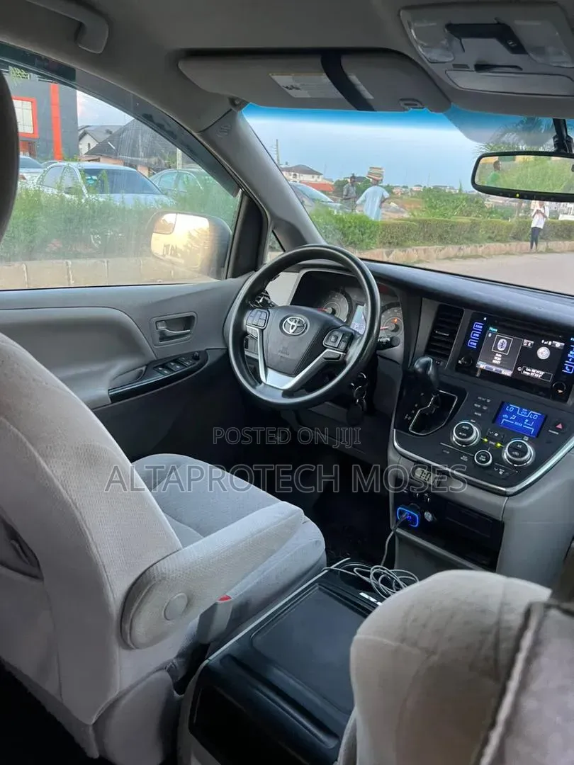 Toyota Sienna 2016 Maroon