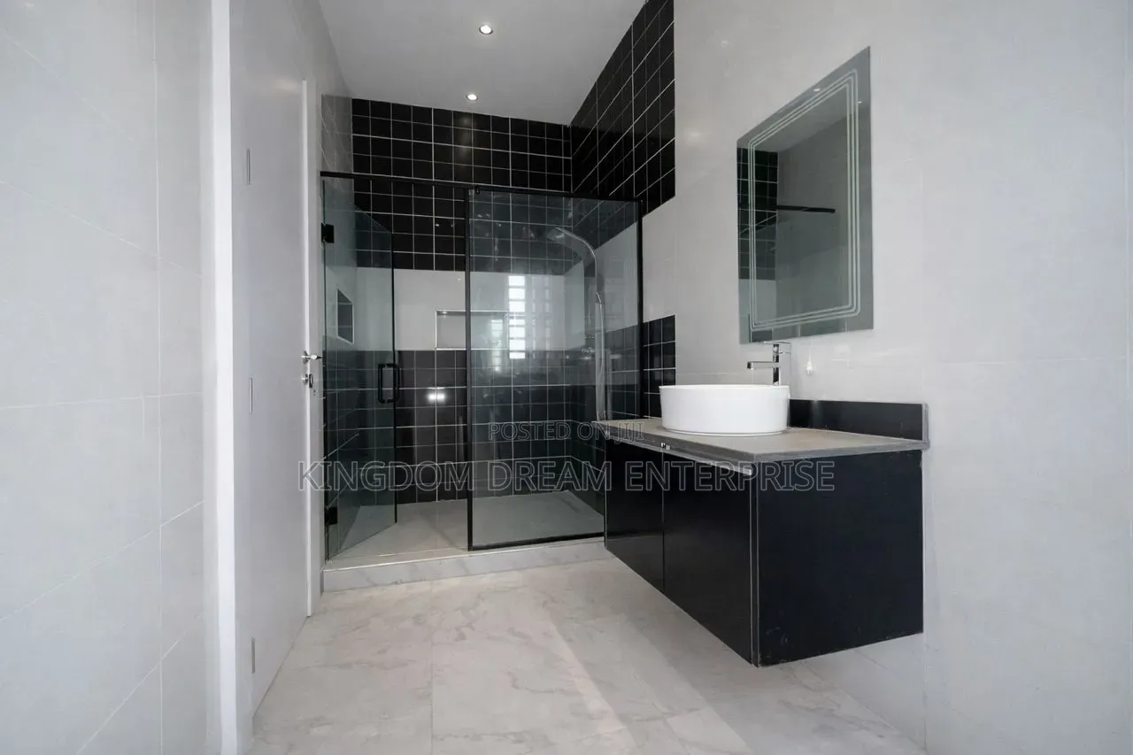 5bdrm Duplex in Ikeja Gra for sale