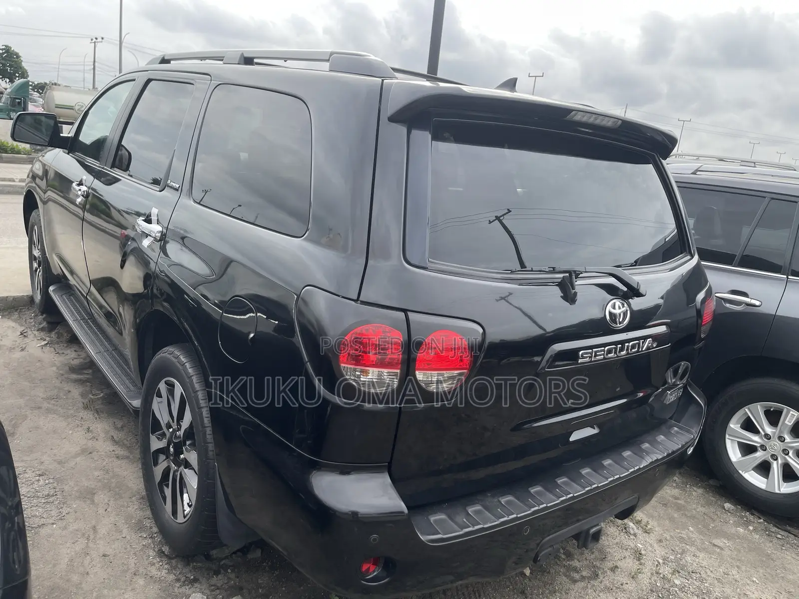 Toyota Sequoia Platinum 4dr SUV 4WD (5.7L 8cyl 6A) 2014 Black