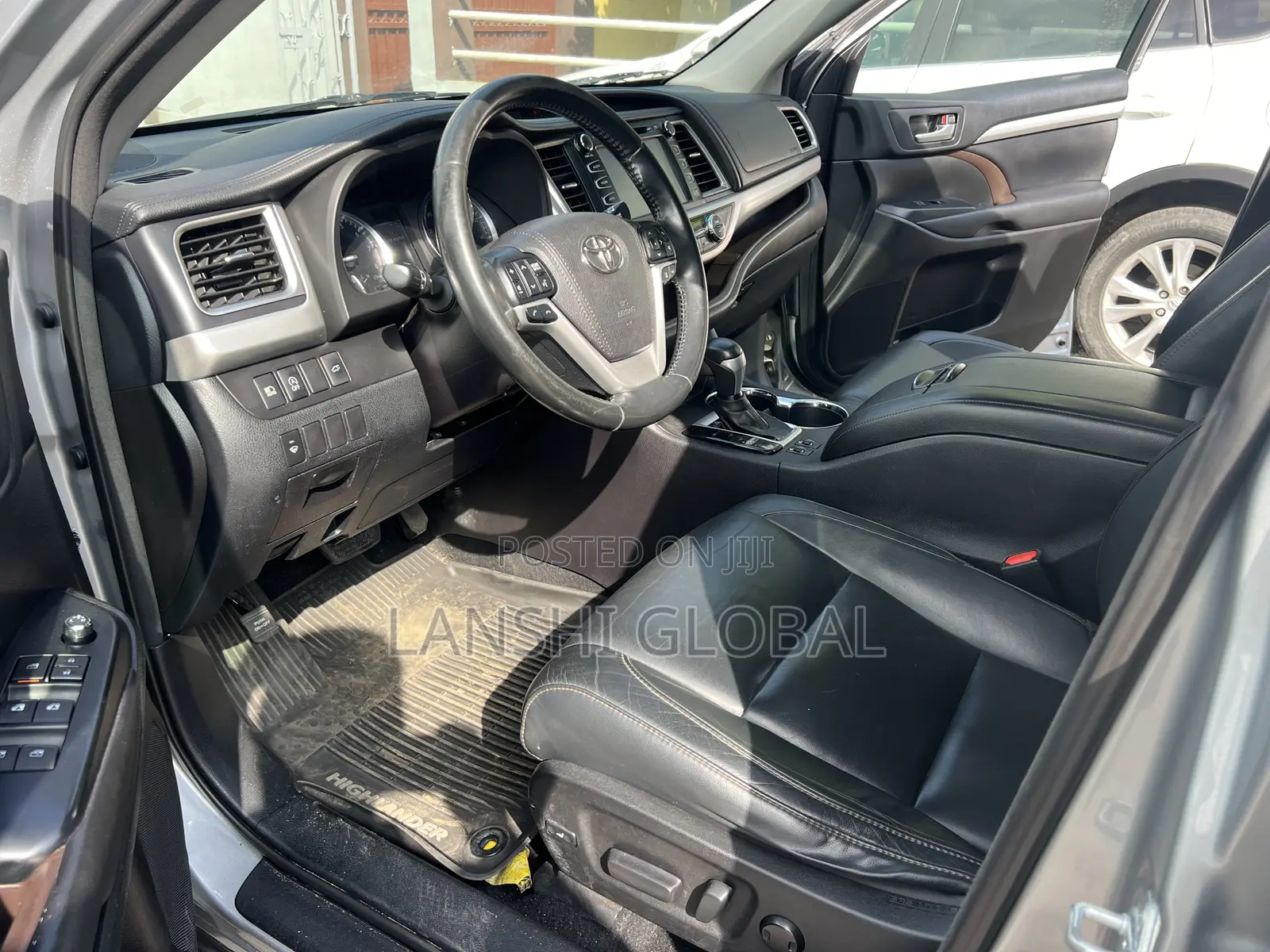 Toyota Highlander XLE 4x4 V6 (3.5L 6cyl 8A) 2017 Silver