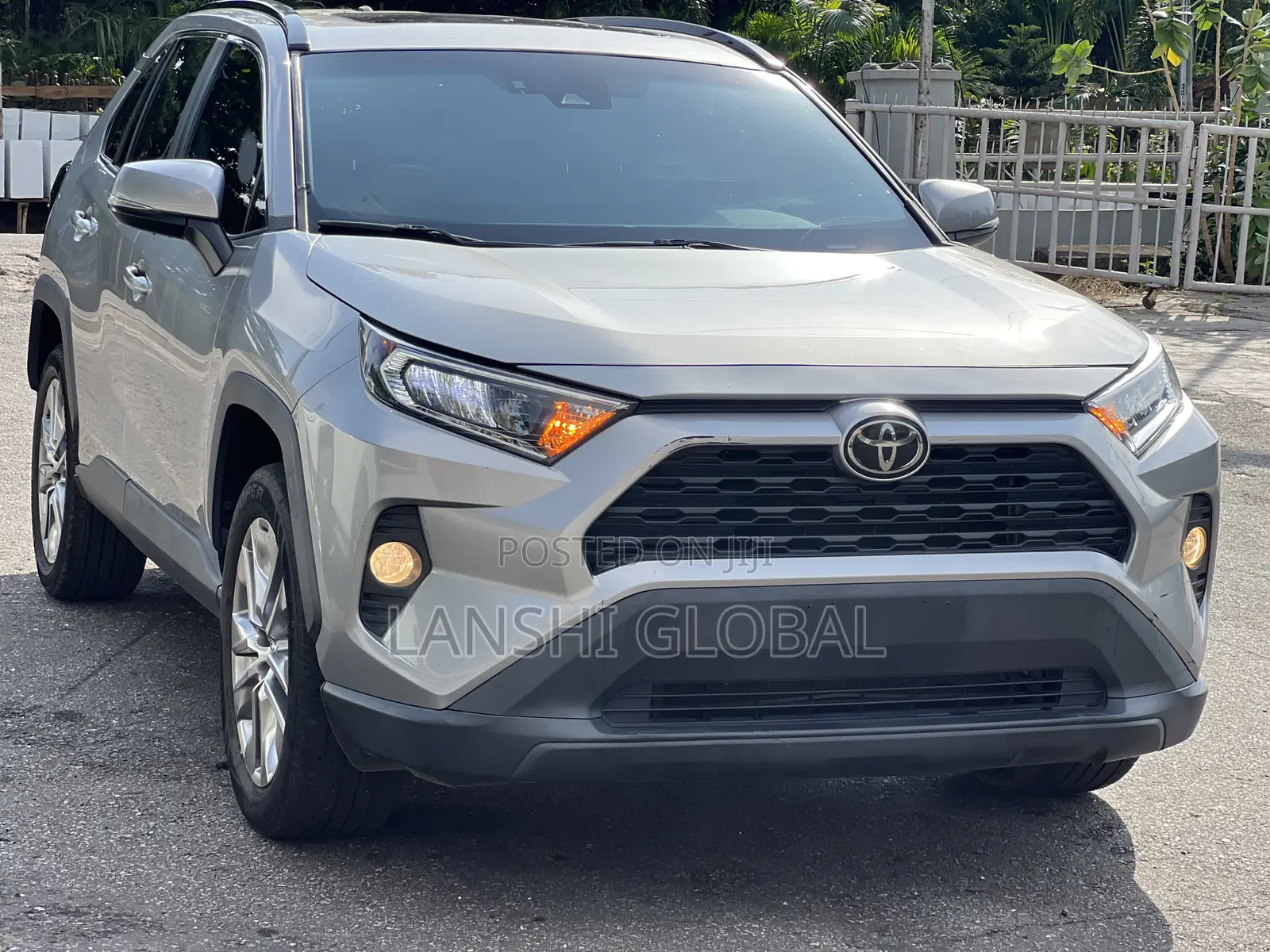 Toyota RAV4 XLE 2021 Silver