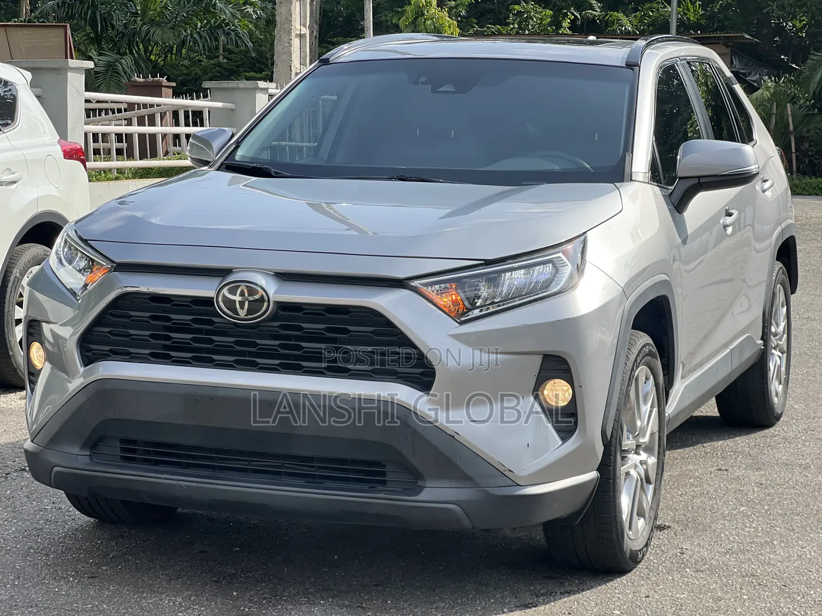 Toyota RAV4 XLE 2021 Silver