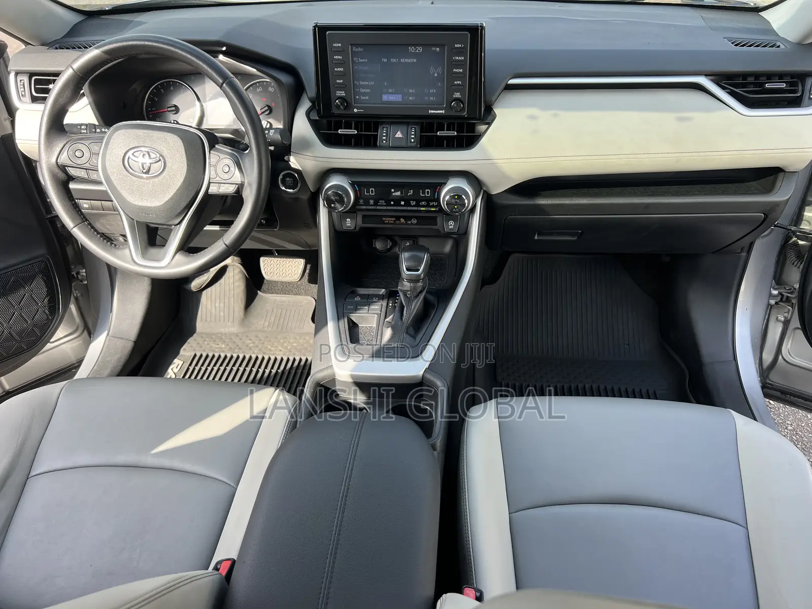 Toyota RAV4 XLE 2021 Silver