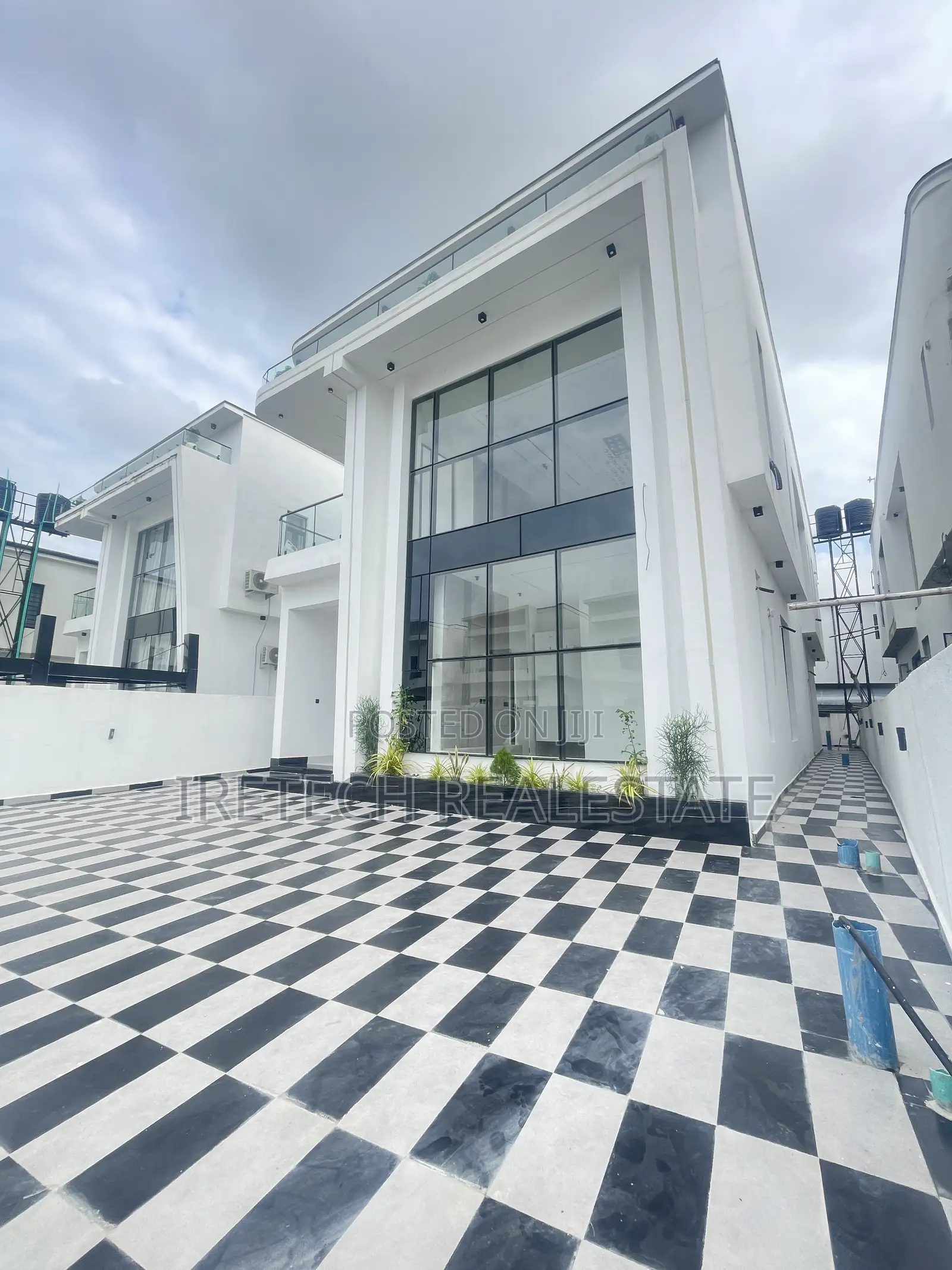 5bdrm Duplex in Ajah In A Tight, Off Lekki-Epe Expressway for sale