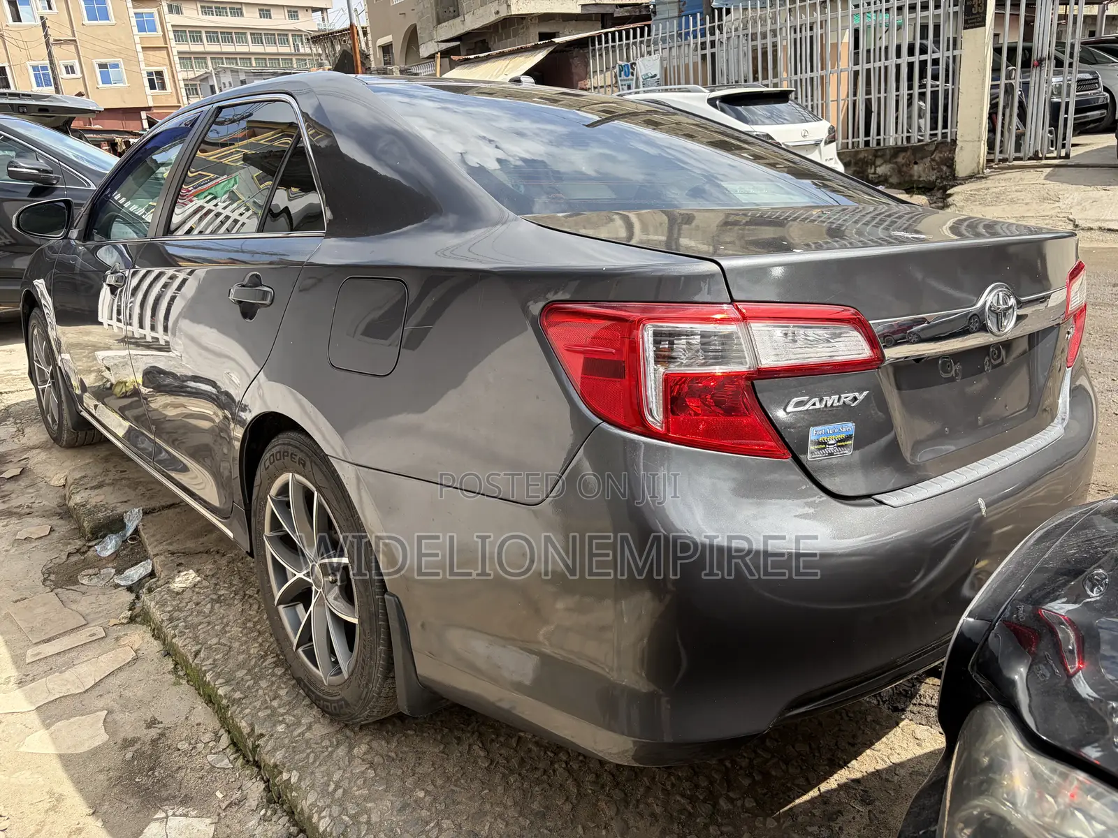 Toyota Camry XLE 4dr Sedan (2.5L 4cyl 6A) 2013 Gray