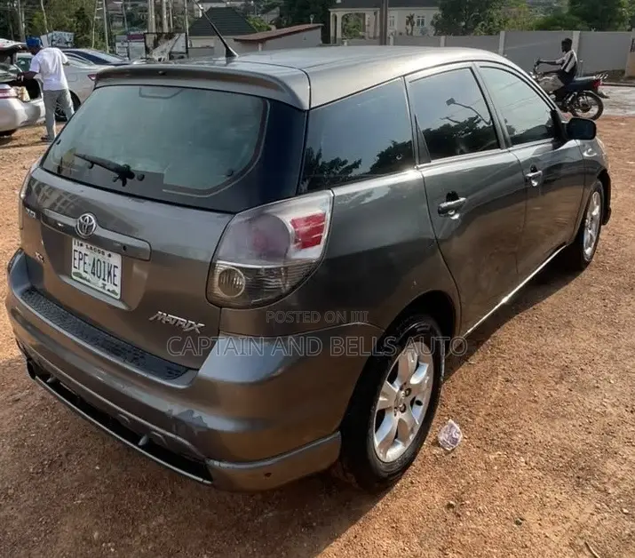Toyota Matrix XR Hatchback FWD (1.8L 4cyl 4A) 2006 Gray