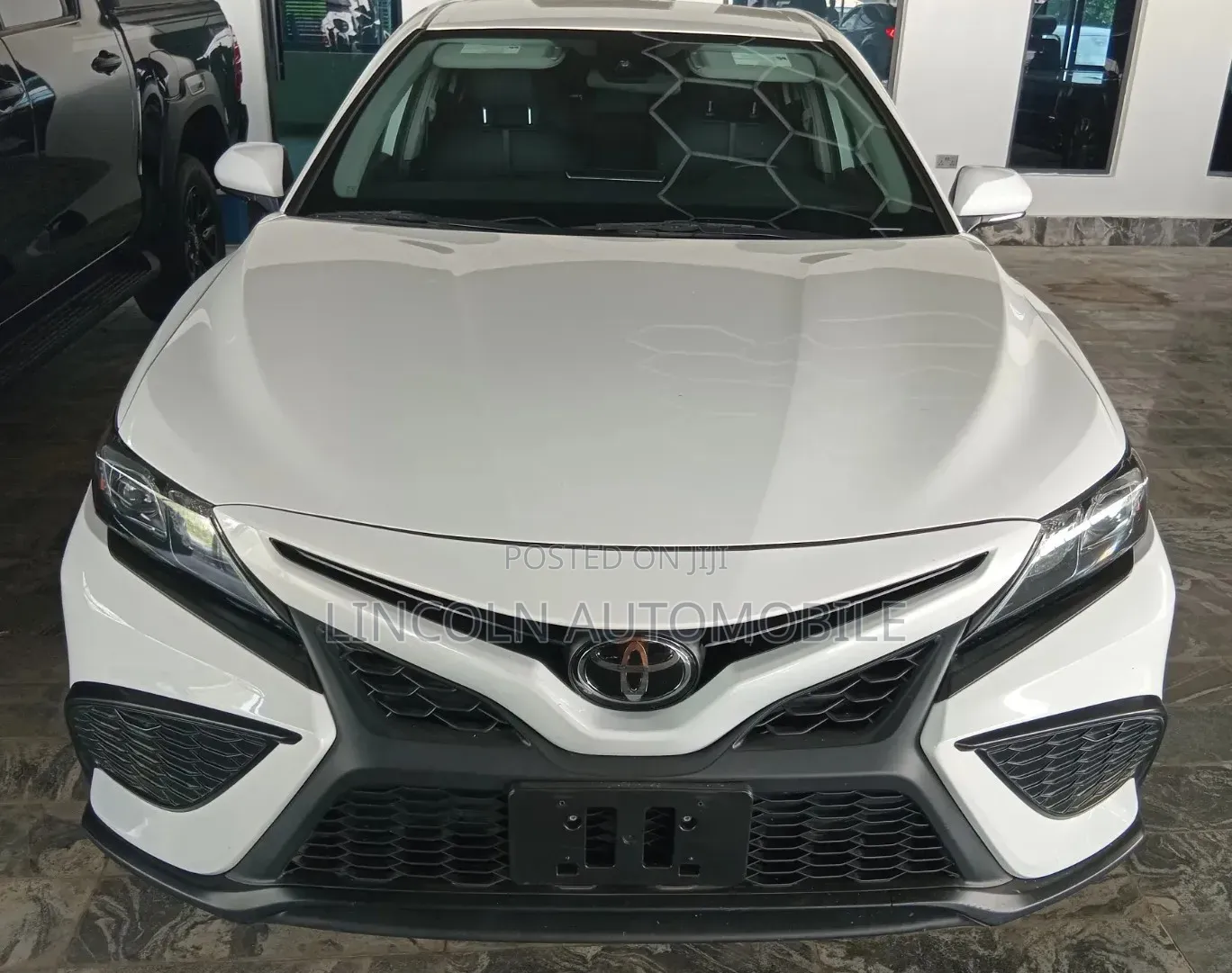 Toyota Camry SE Nightshade 2023 Off white