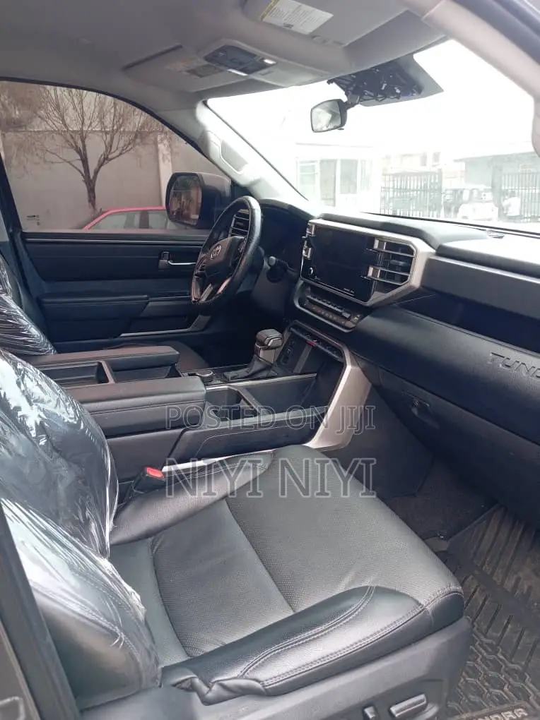 Toyota Tundra 2022 Black