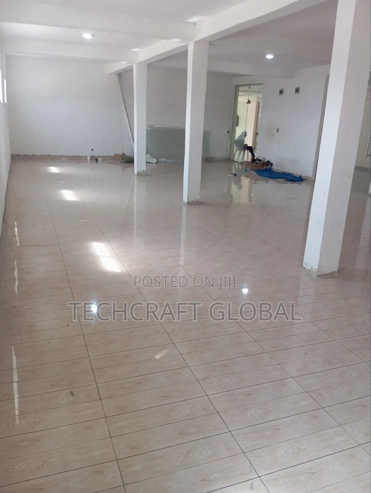 Massive Spacious Shop/Warehouse to Let Facing the Express