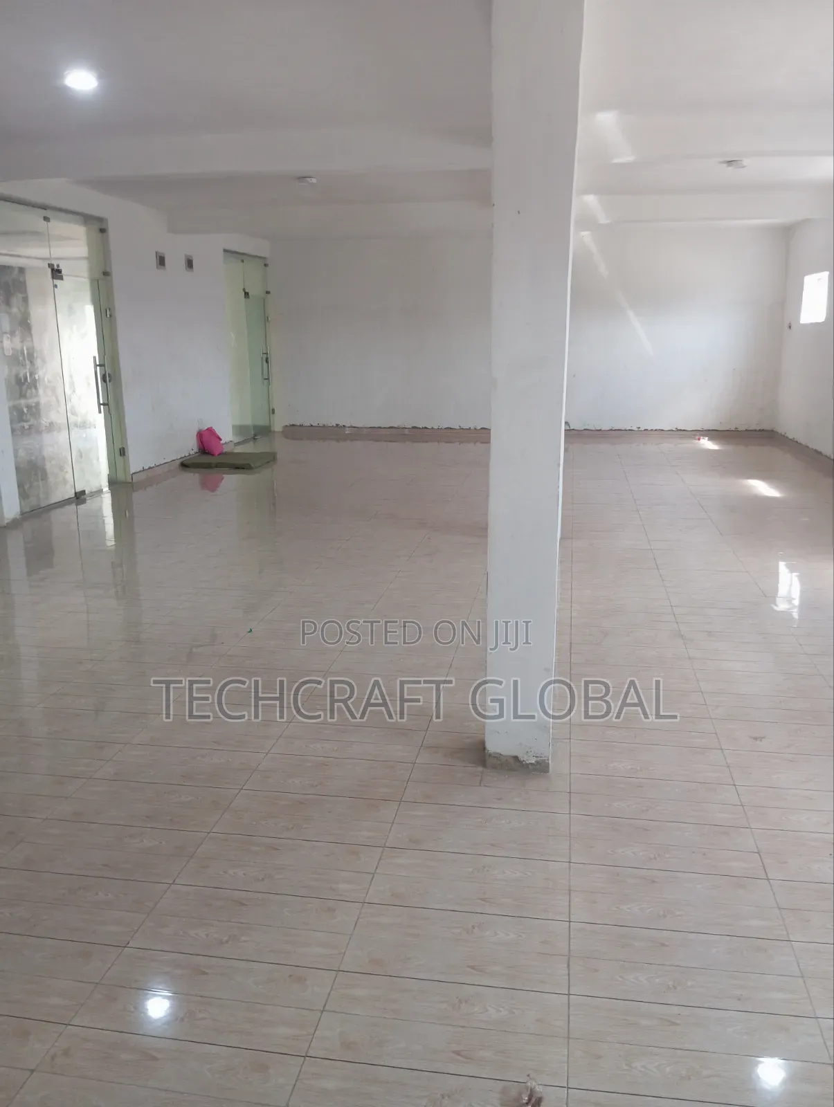 Massive Spacious Shop/Warehouse to Let Facing the Express