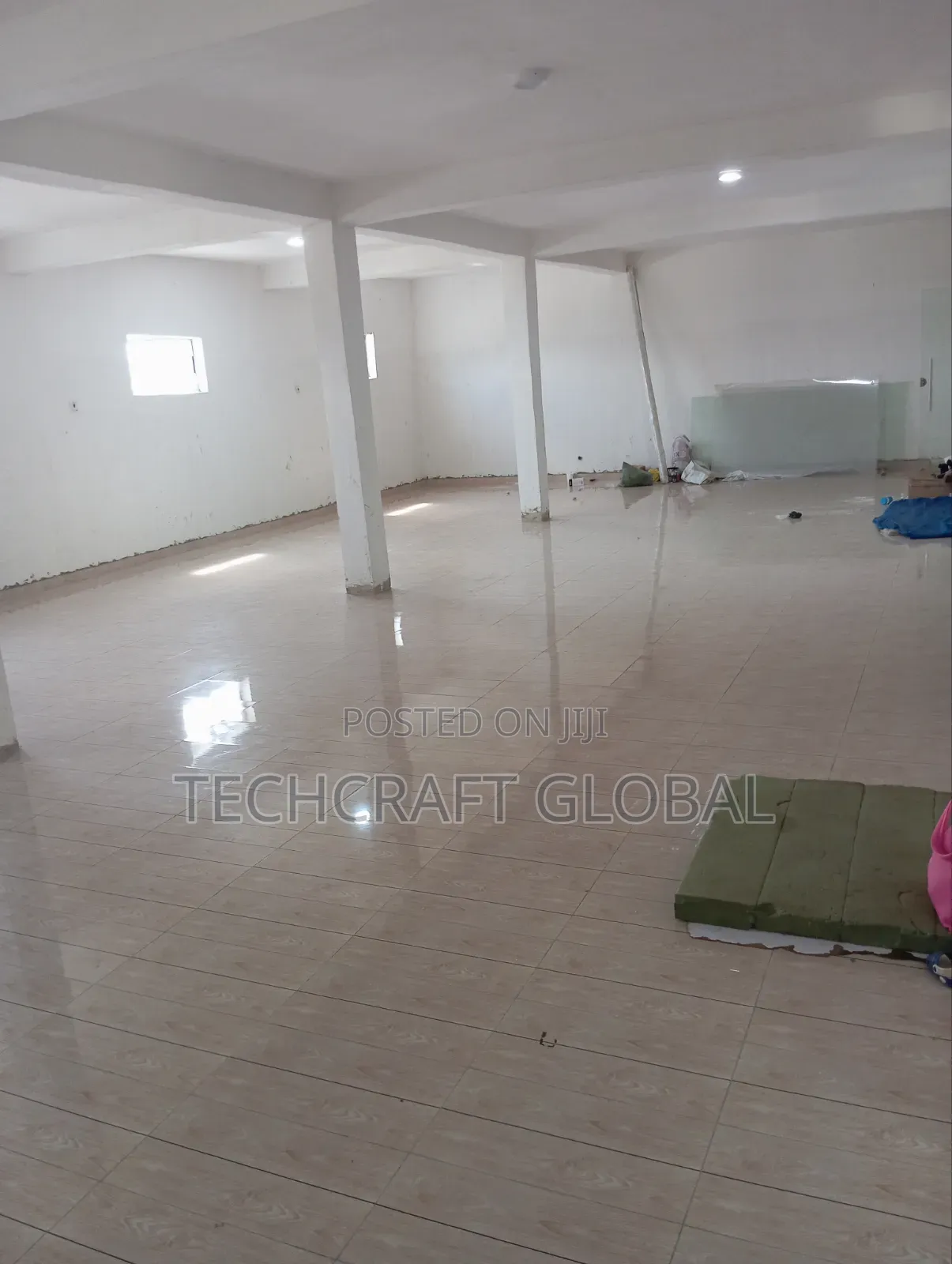 Massive Spacious Shop/Warehouse to Let Facing the Express