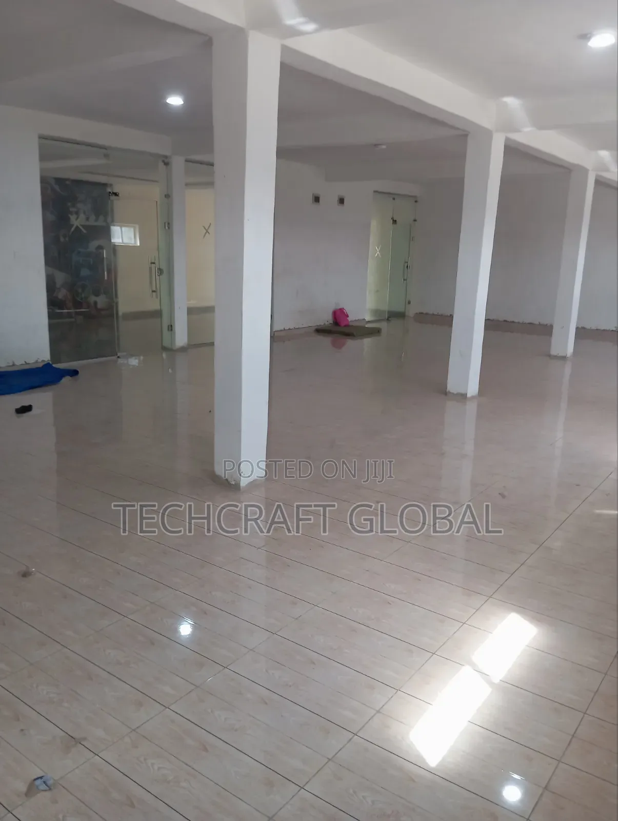 Massive Spacious Shop/Warehouse to Let Facing the Express
