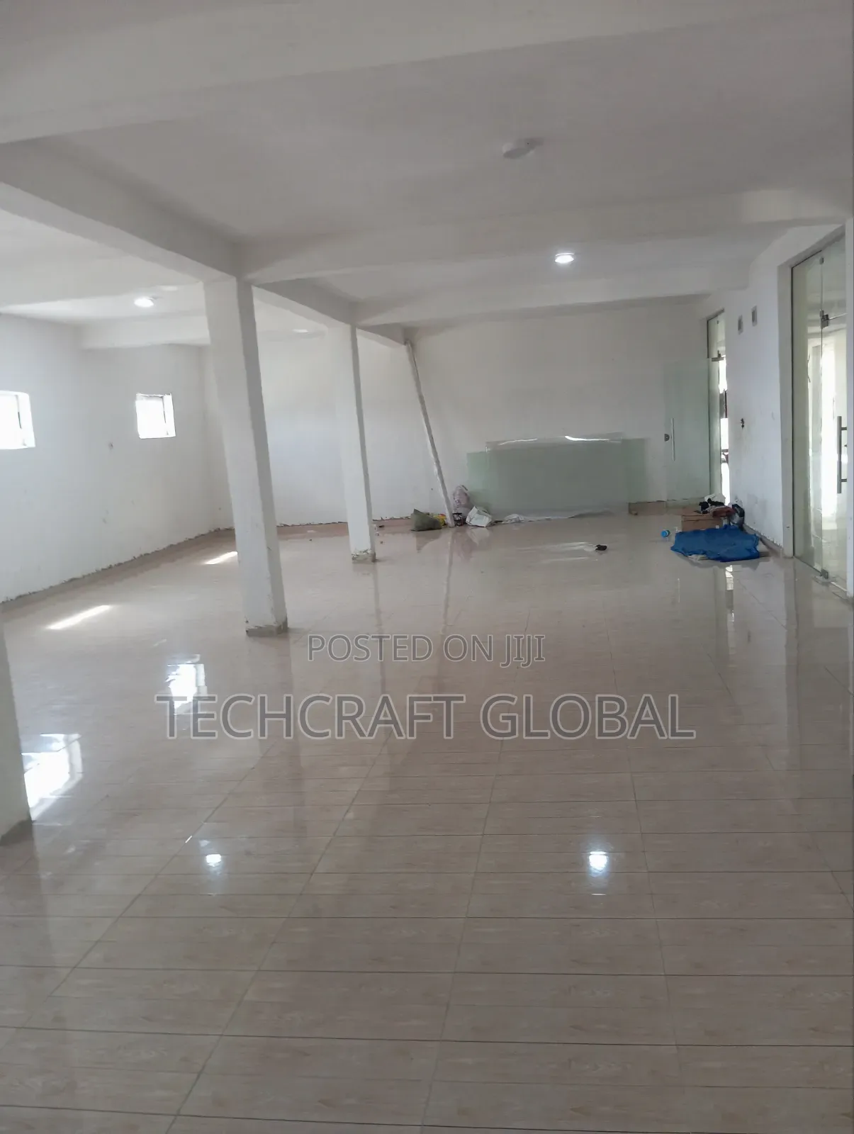 Massive Spacious Shop/Warehouse to Let Facing the Express