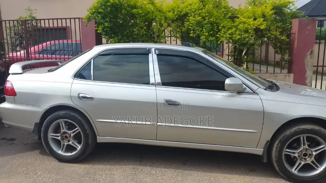 Honda Accord 2000 Silver