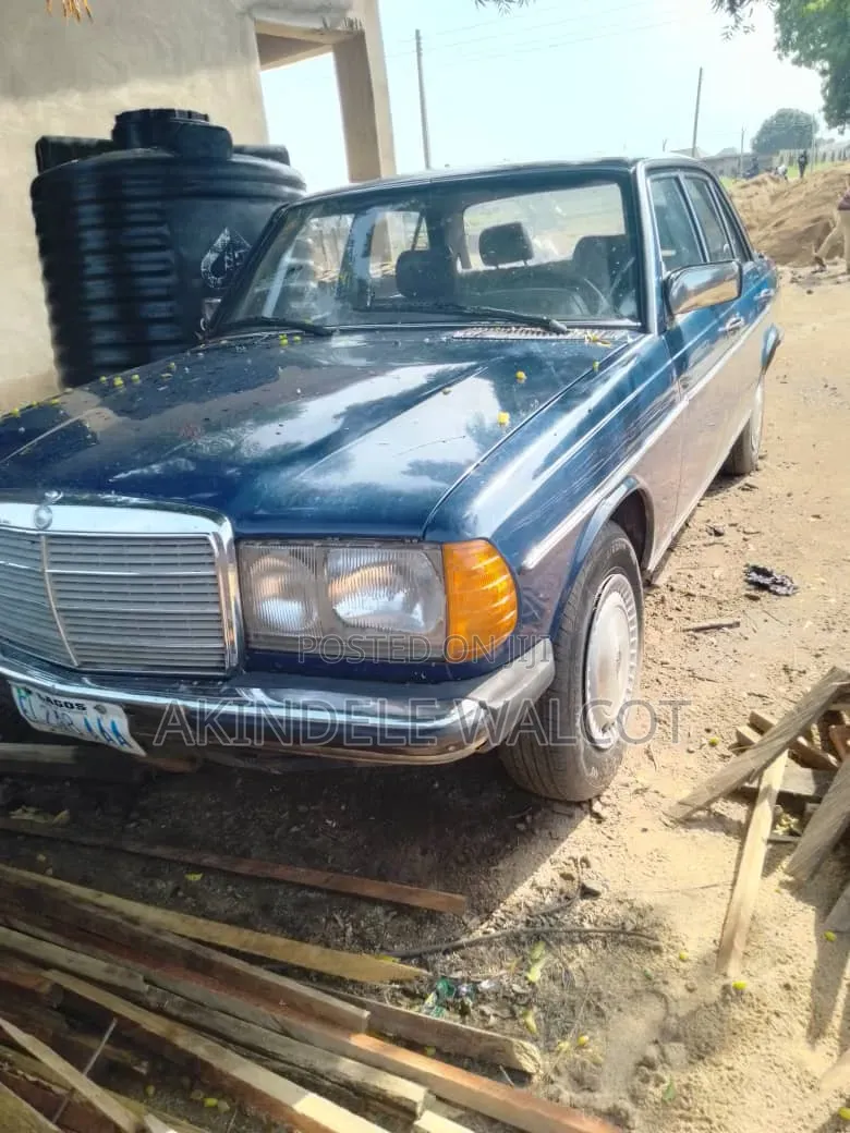 Mercedes-Benz 200E 1988 Blue