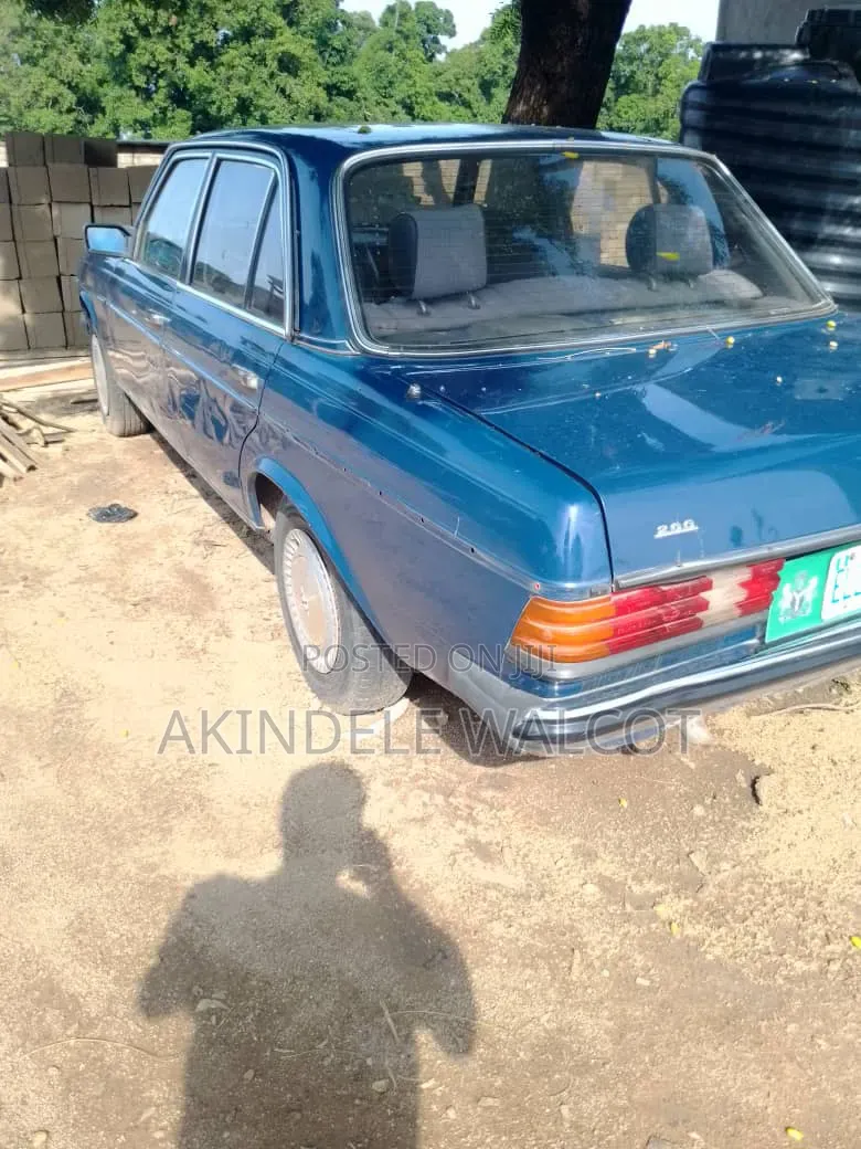 Mercedes-Benz 200E 1988 Blue