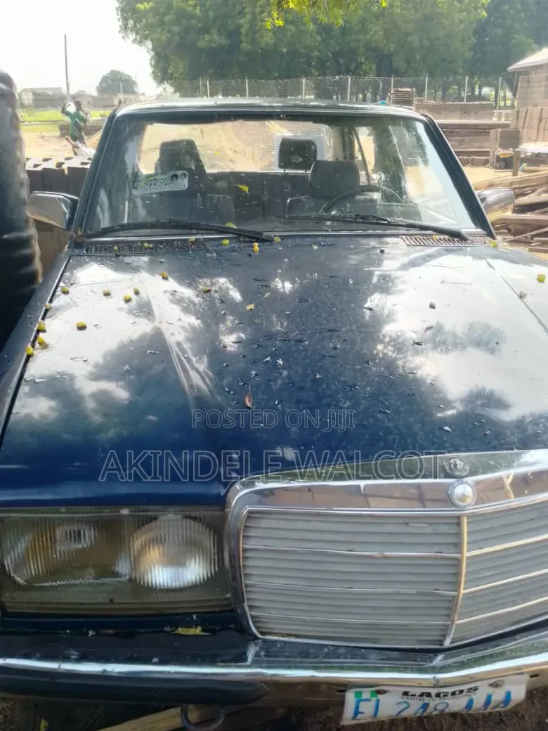Mercedes-Benz 200E 1988 Blue