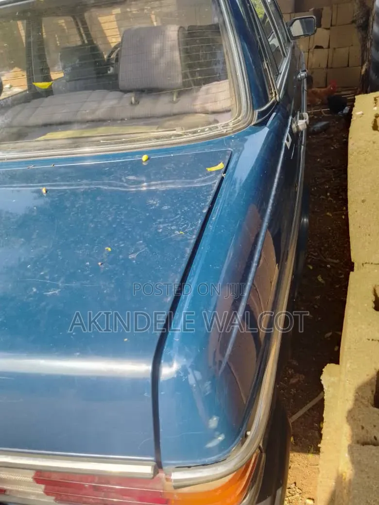 Mercedes-Benz 200E 1988 Blue