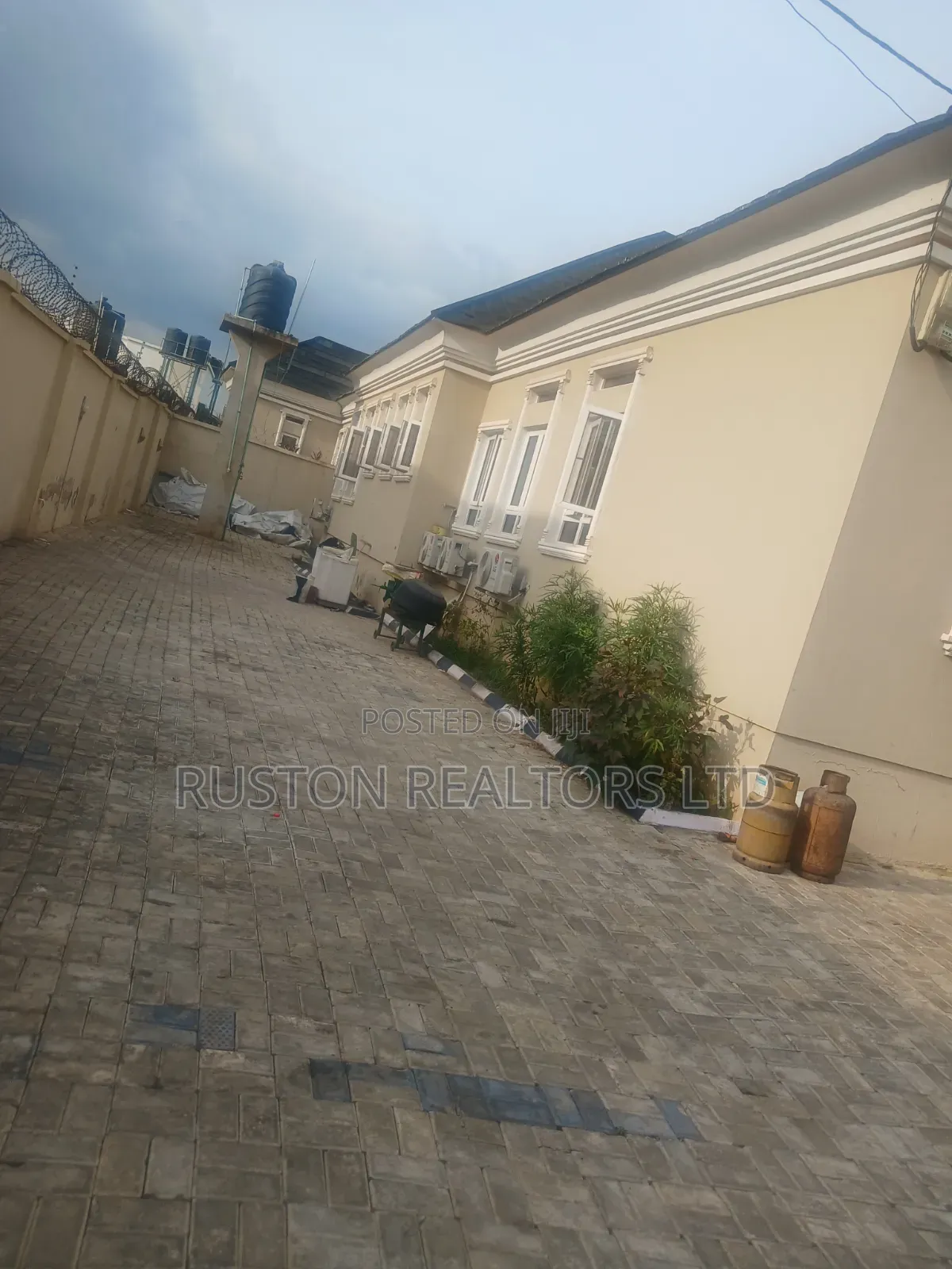 4bdrm Bungalow in Kolapo Ishola Gra, Ibadan for sale
