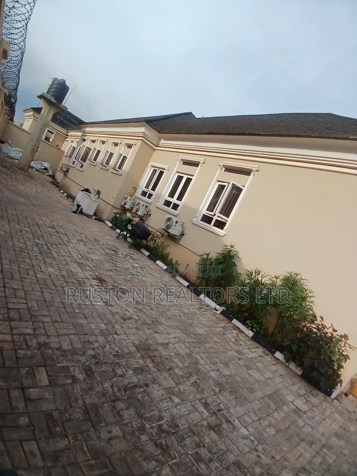 4bdrm Bungalow in Kolapo Ishola Gra, Ibadan for sale
