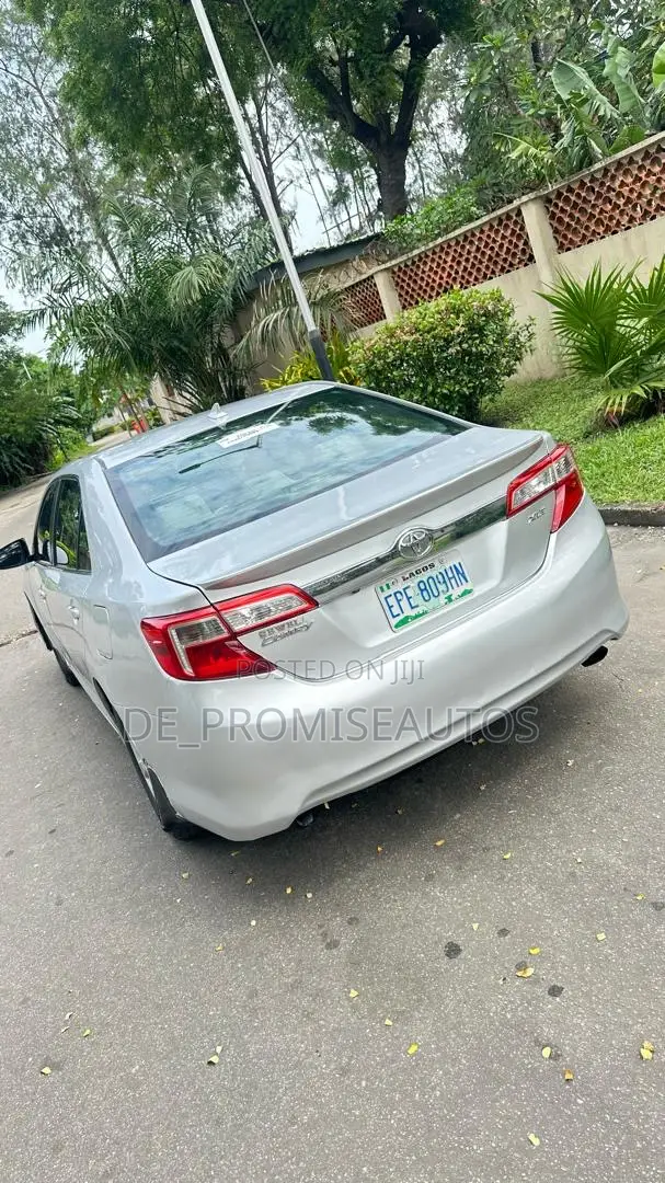 Toyota Camry XLE V6 4dr Sedan (3.5L 6cyl 6A) 2013 Silver