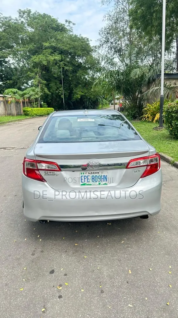 Toyota Camry XLE V6 4dr Sedan (3.5L 6cyl 6A) 2013 Silver