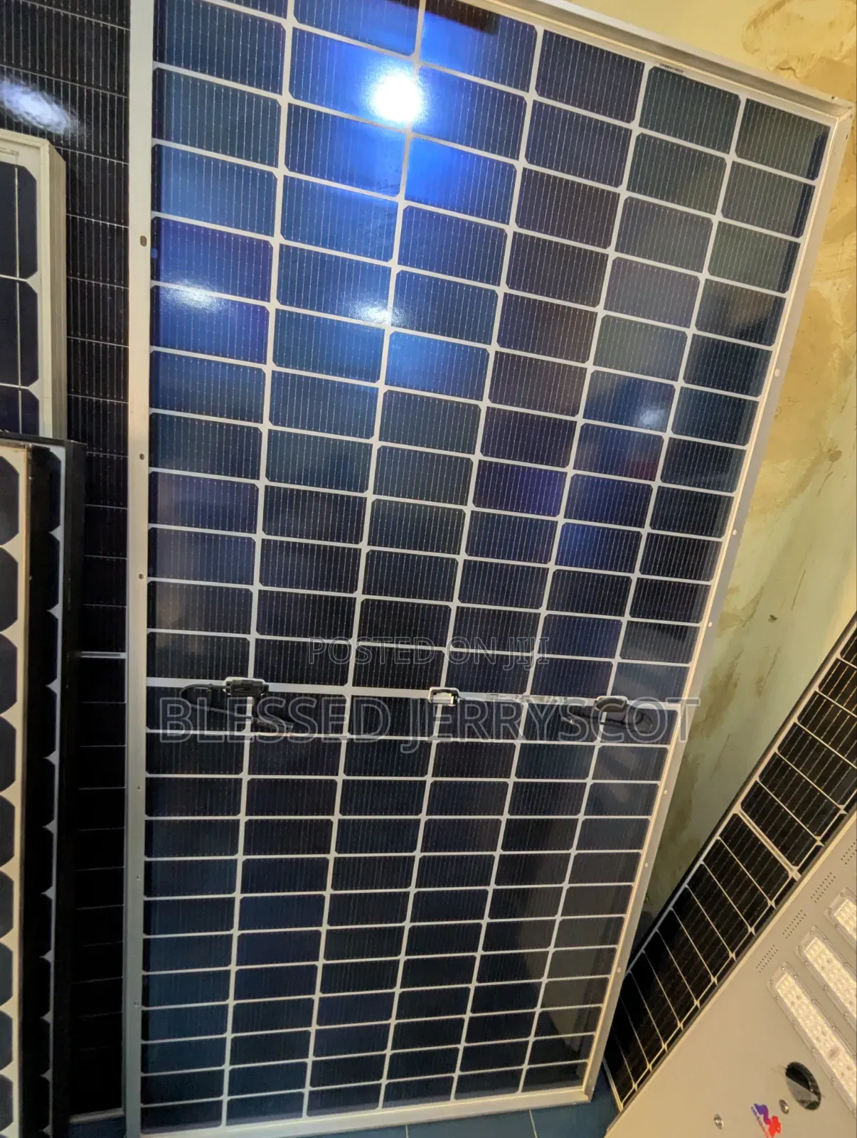 Jinko 660watts 144cells Mono-Crystalline Solar Panel in Stock.
