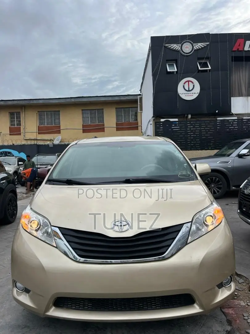 Toyota Sienna XLE 7-Passenger 4dr Minivan AWD (3.5L 6cyl 6A) 2014 Gold