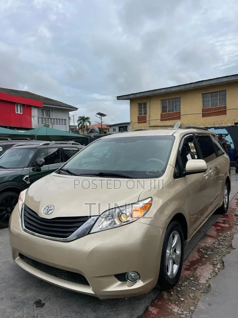 Toyota Sienna XLE 7-Passenger 4dr Minivan AWD (3.5L 6cyl 6A) 2014 Gold