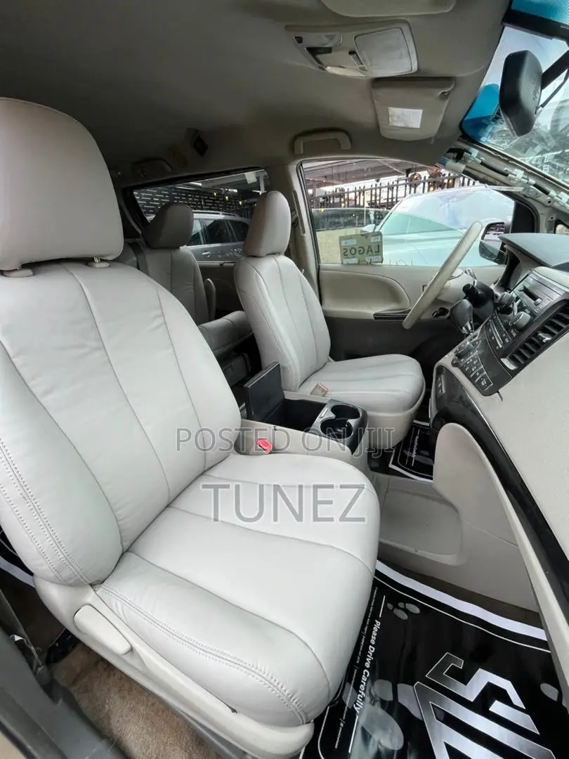 Toyota Sienna XLE 7-Passenger 4dr Minivan AWD (3.5L 6cyl 6A) 2014 Gold